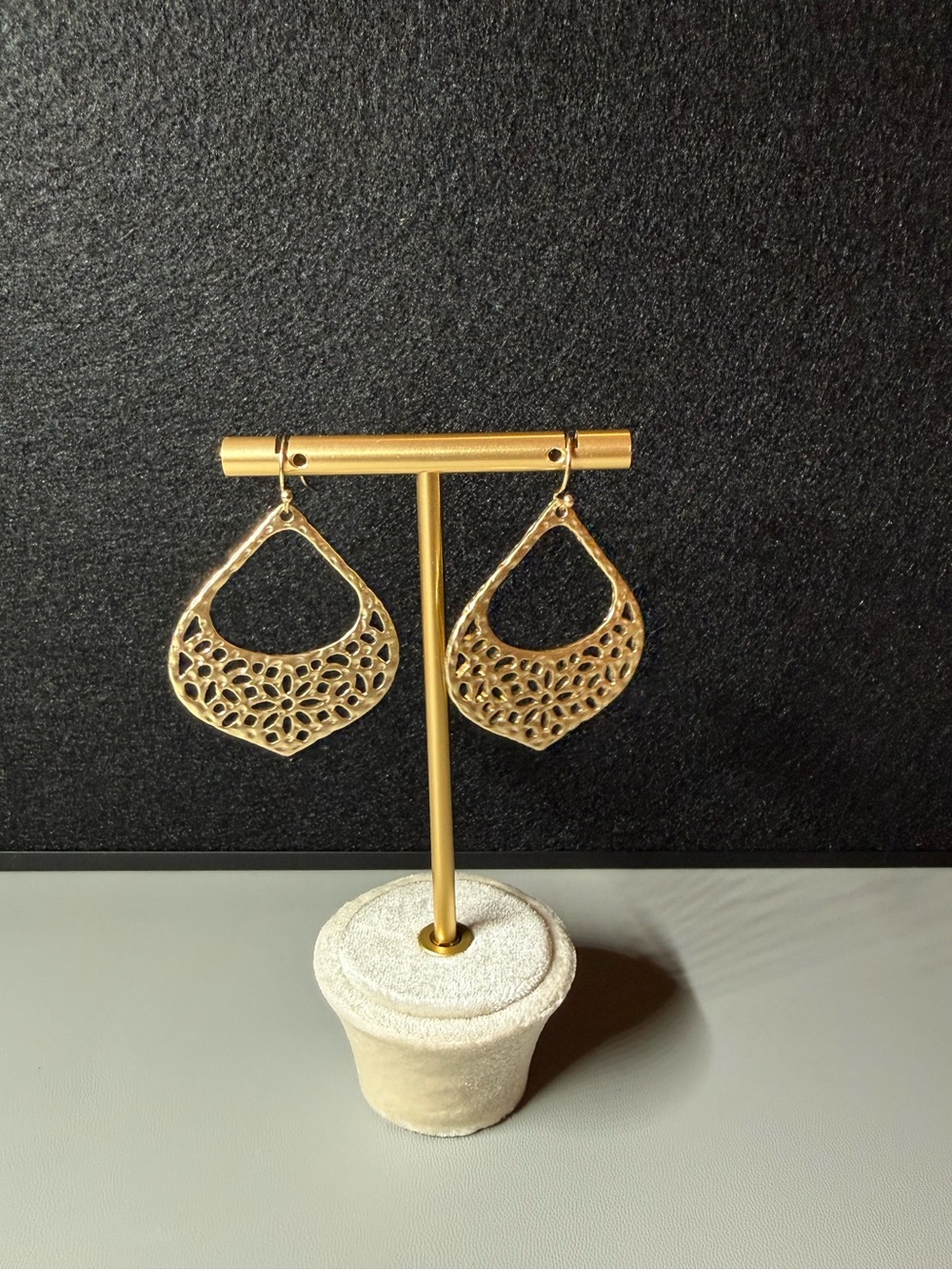 Beth Ward Studios NYC Gold Filigree Drop Earrings Studio Sample 🗽🖤